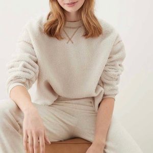 American eagle XL Sherpa crewneck! Cute cute and flattering on!